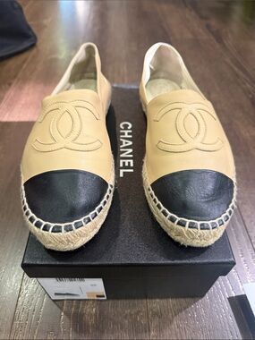 PRE-LOVED CHANEL™ NUDE/BLACK LEATHER CAPTOE CC ESPADRILLES SIZE 39